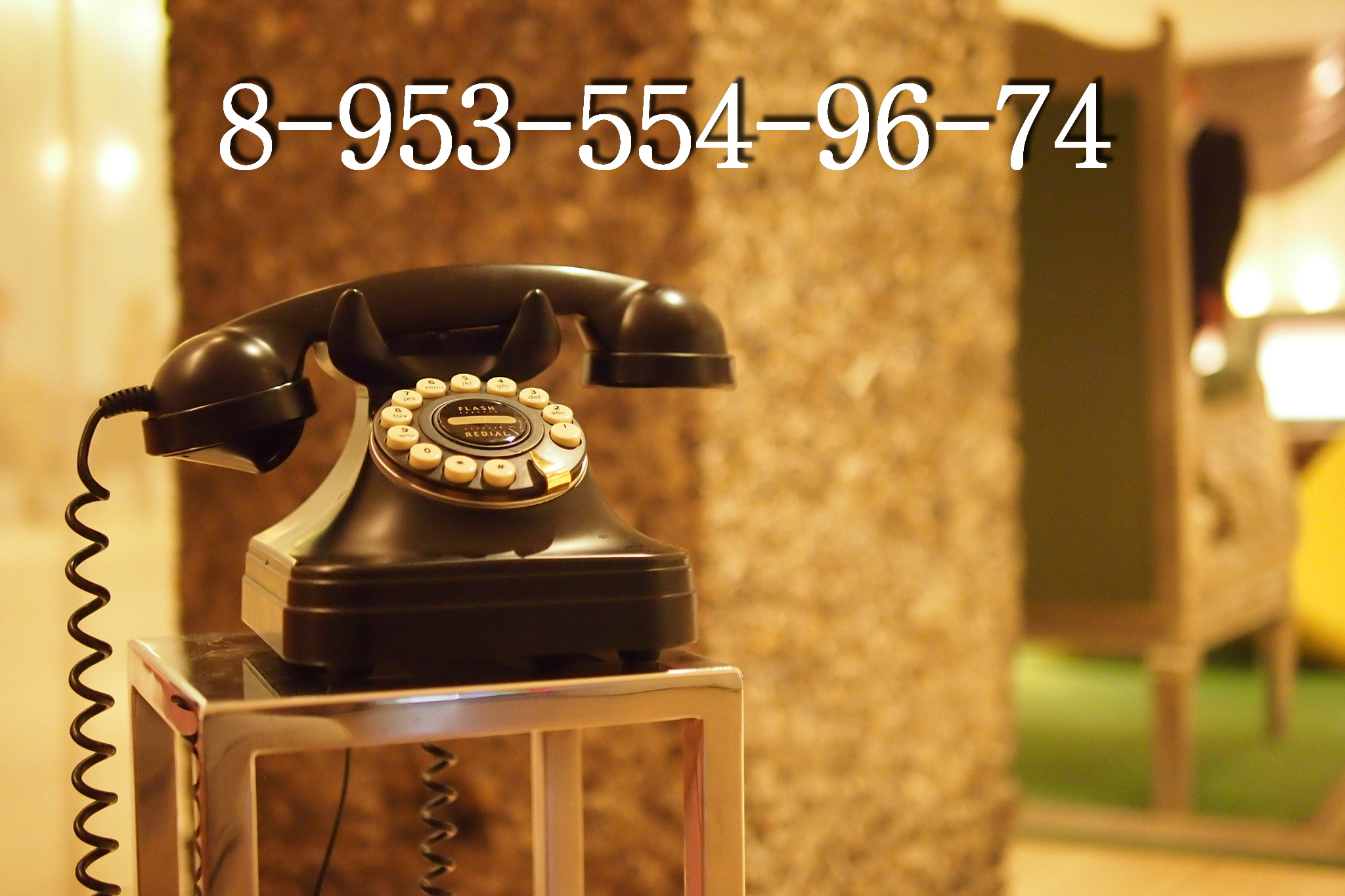 Охотно телефон. Старый телефон. Стационарный телефон в доме. Телефон в отеле. Стационарный телефон в отеле.